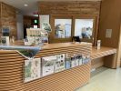 遺産センター入口のカウンター　パンフレットがある